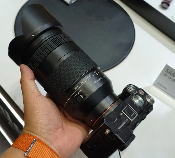 소니 미러리스 카메라에 장착된 삼양 AF 60-180mm f/2.8 FE 프로토타입 렌즈의 모습.