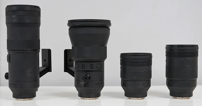 삼양의 f/2.8 고정 조리개 렌즈 라인업인 대삼원 구성의 다양한 렌즈 모델들이 나란히 전시된 모습.